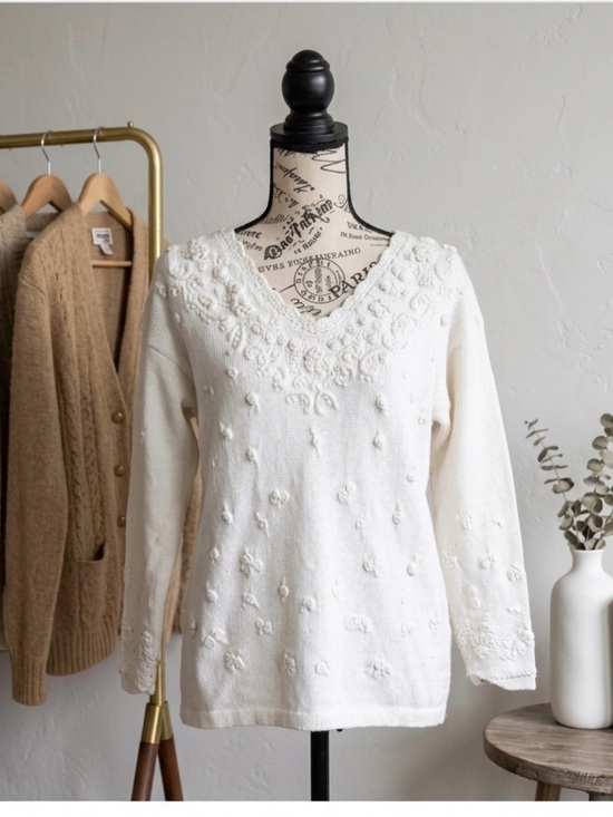 Huntington Ridge Sweaters - Elegant Cream V-Neck Sweater with Floral Accents